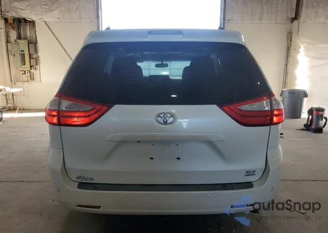 2015 Toyota Sienna Xle z USA, uszkodzony, nr VIN 5TDDK3DC7FS096748